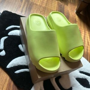 Adidas Yeezy Slide ‘Glow Green’
